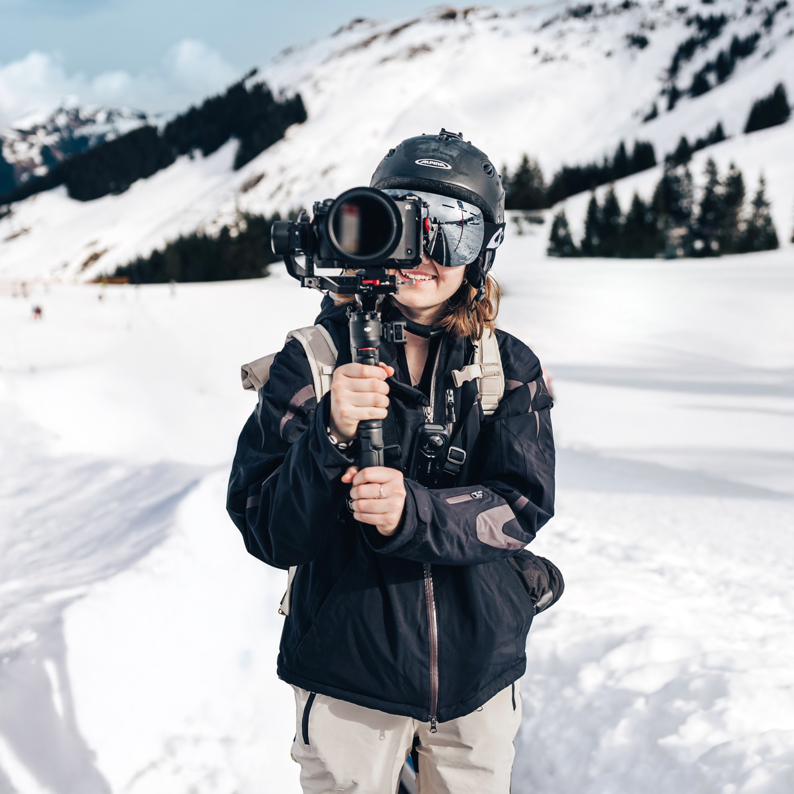 Blanca beim Filmen mit Gimbal-Kamera im Schnee